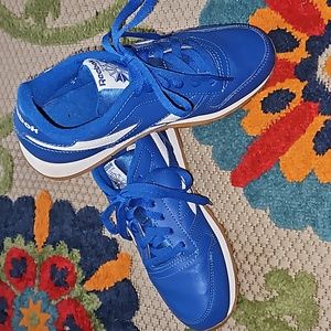Reebok classics size 4 (fits women size 6)worn once
